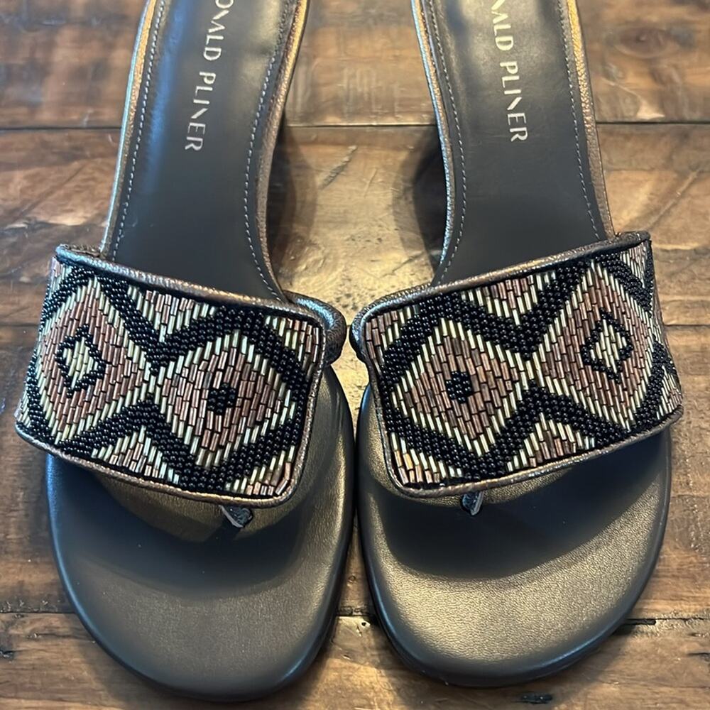 Donald J Pliner Vimms Beaded Slip On Sleek Elegant Heels Toe Post NEW Size 8.5 - Picture 11 of 13